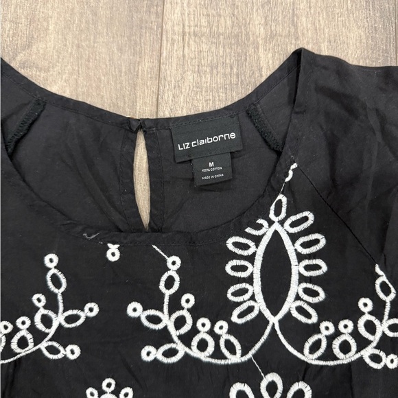 Liz Claiborne Black and White Embroidered Women's Top Size Medium Bell Sleeve - Picture 3 of 7